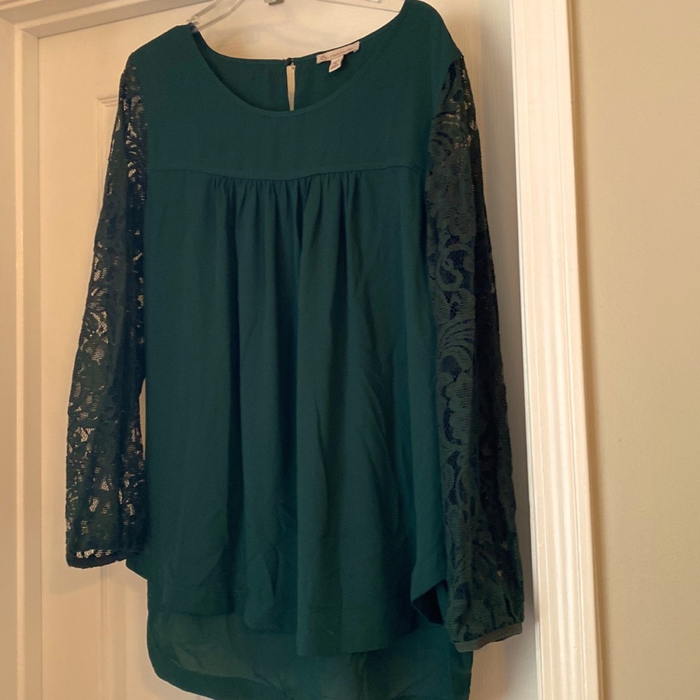 Green blouse with lace sleeve and hi-low hem.